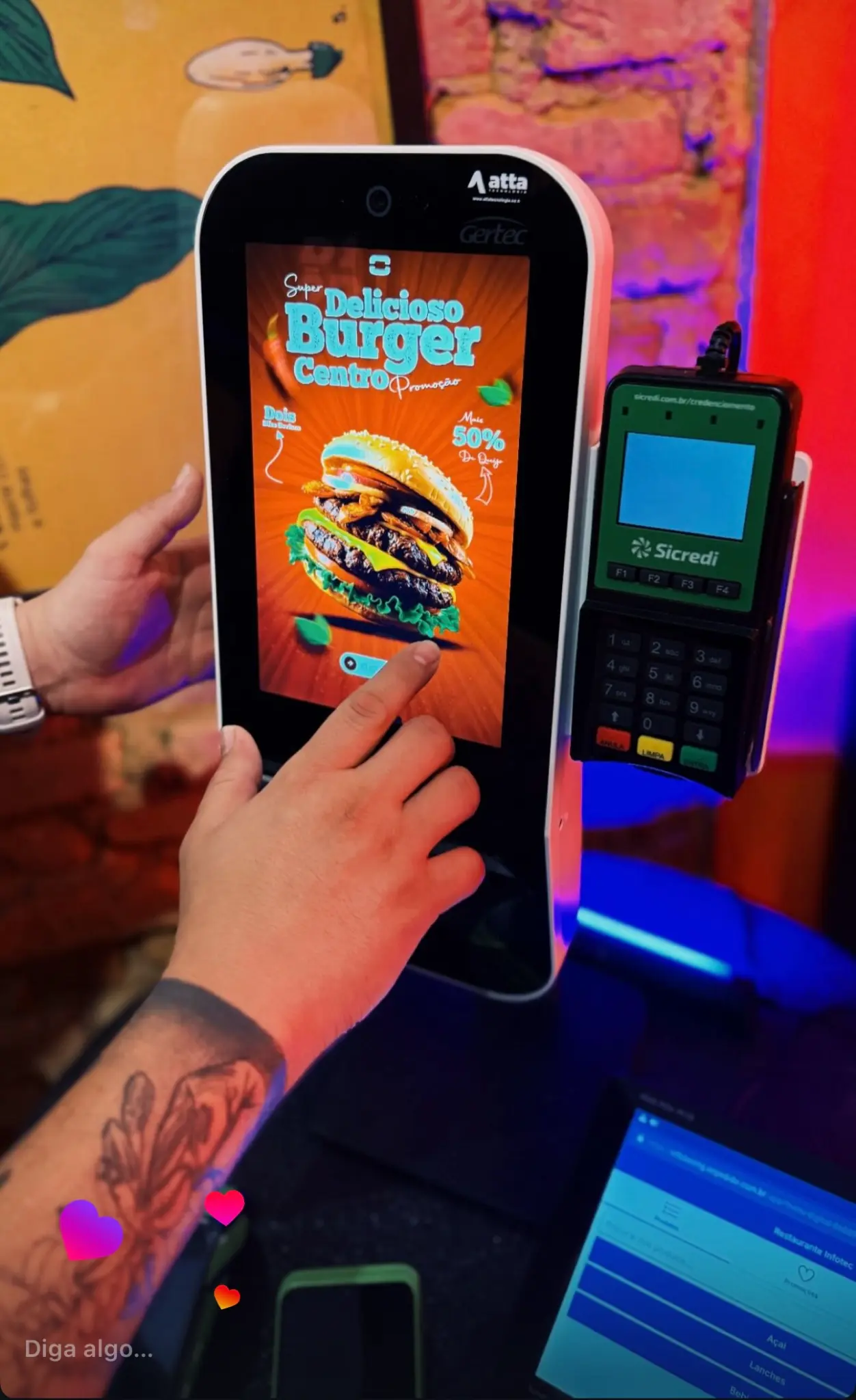 Totem de autoatendimento em ação no Food Tech